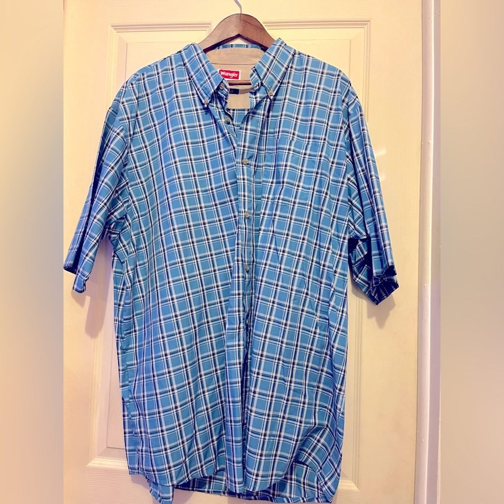 Mens used Wrangler short sleeve shirt